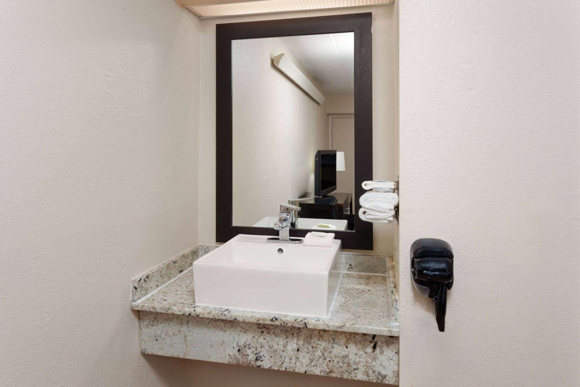 Travelodge By Wyndham Peoria Exteriör bild